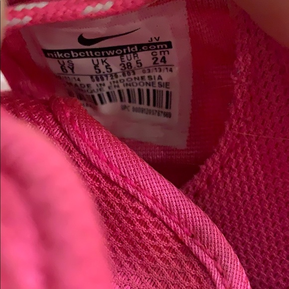 ~PINK AND WHITE NIKE ROSHE RUN SHOES~ - Picture 4 of 4